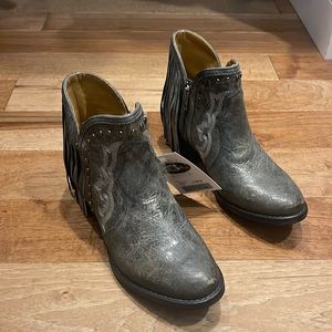Brand new cowboy fringe boots. 8.5M. Gray